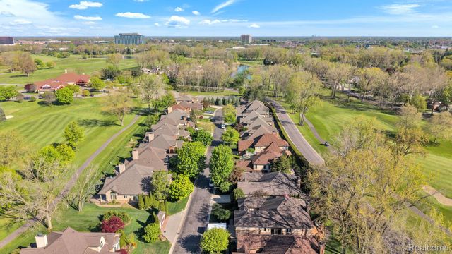 30 Turnberry Lane, Dearborn, MI 48120