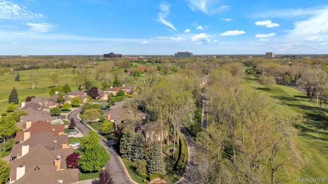 30 Turnberry Lane, Dearborn, MI 48120