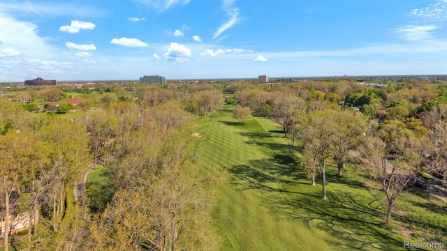 30 Turnberry Lane, Dearborn, MI 48120