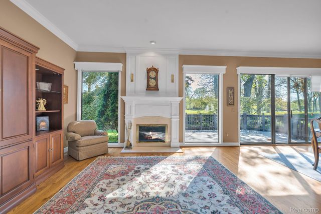 30 Turnberry Lane, Dearborn, MI 48120