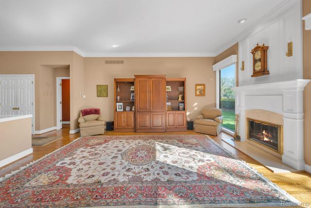 30 Turnberry Lane, Dearborn, MI 48120