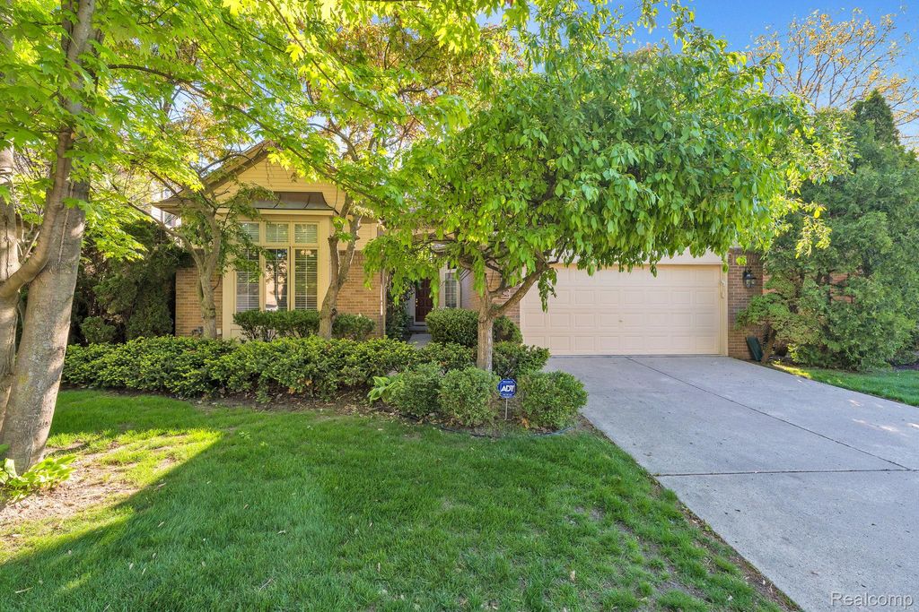30 Turnberry Lane, Dearborn, MI 48120