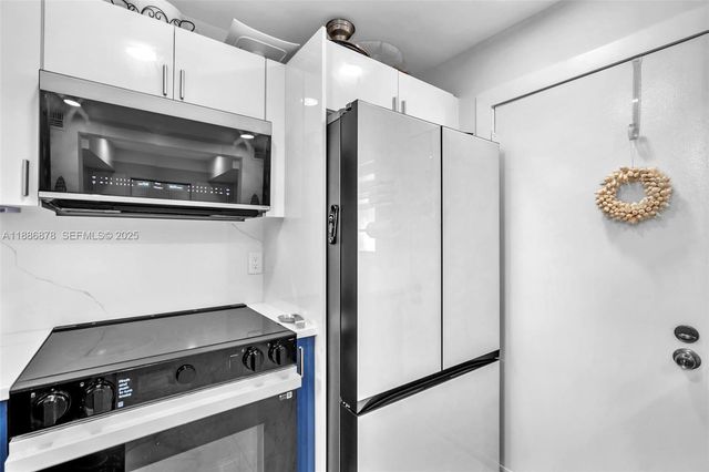 205 SE 11th Terrace 101, Dania Beach, FL 33004