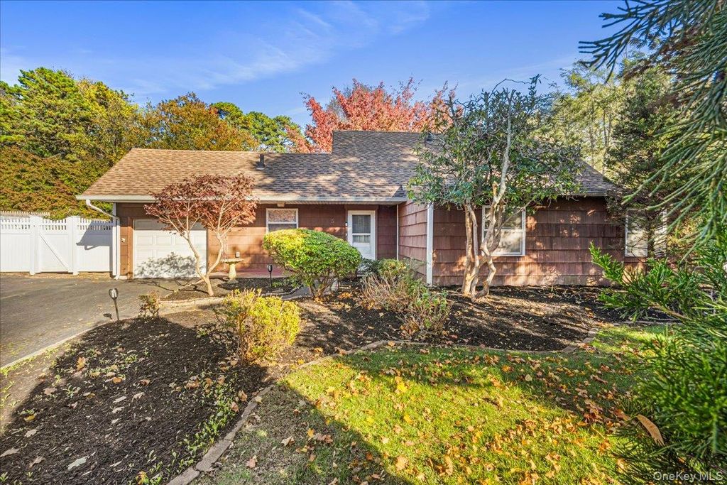 5 Torrey Pine Lane, Medford, NY 11763