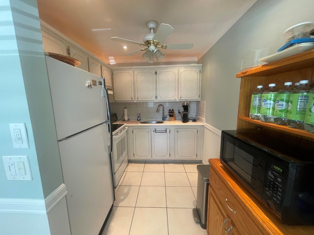 3100 Springdale Boulevard 214, Palm Springs, FL 33461