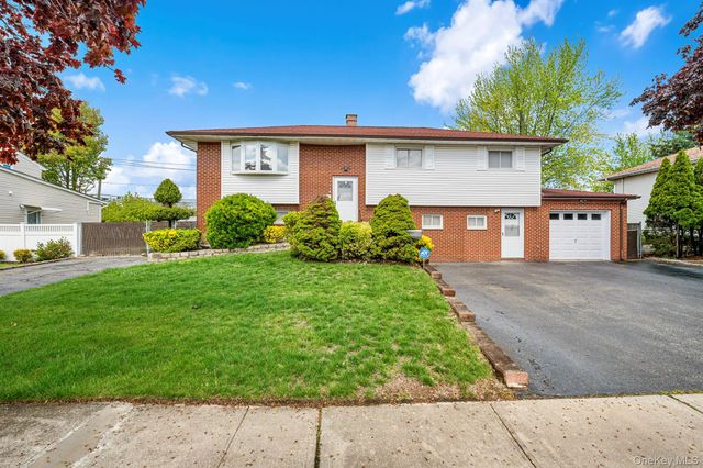 42 Pebble Lane, Deer Park, NY 11729