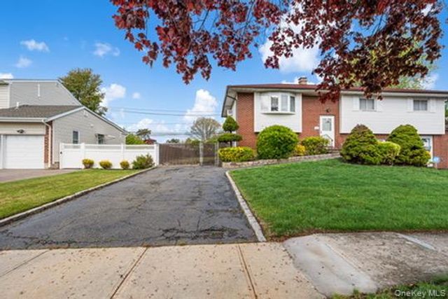 42 Pebble Lane, Deer Park, NY 11729
