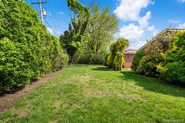 42 Pebble Lane, Deer Park, NY 11729