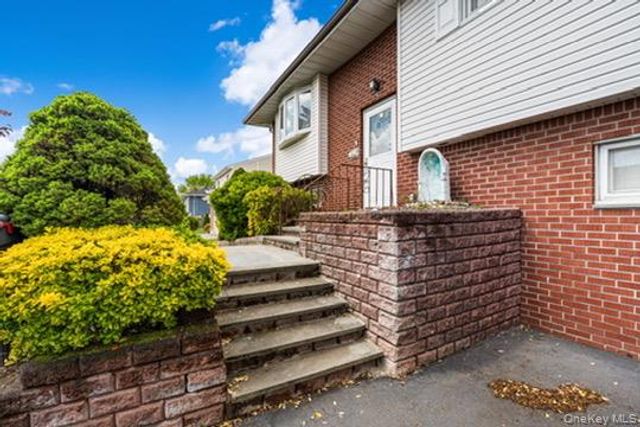 42 Pebble Lane, Deer Park, NY 11729