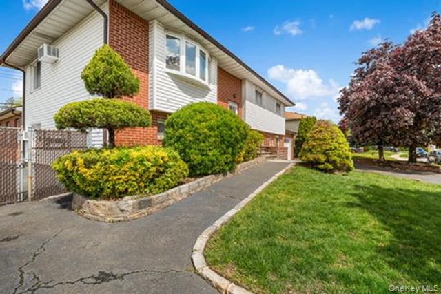 42 Pebble Lane, Deer Park, NY 11729