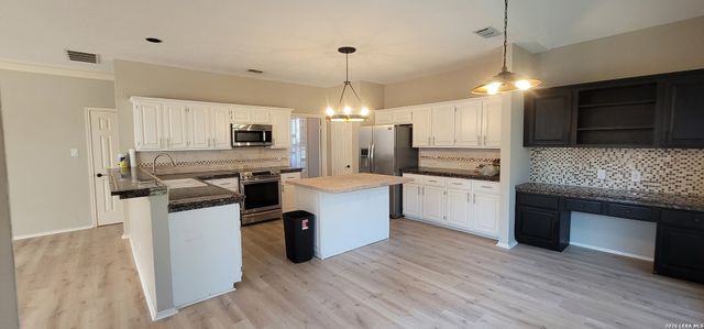 422 Shadowbluff, San Antonio, TX 78216