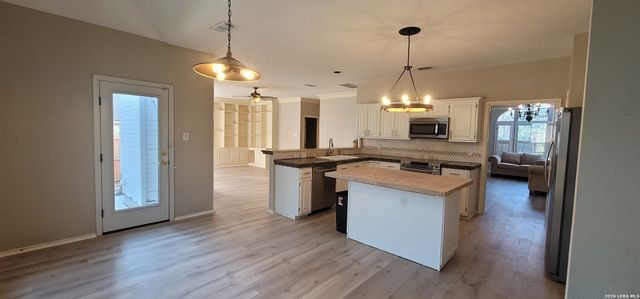 422 Shadowbluff, San Antonio, TX 78216