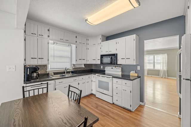 5819 Grand Avenue, Des Moines, IA 50312