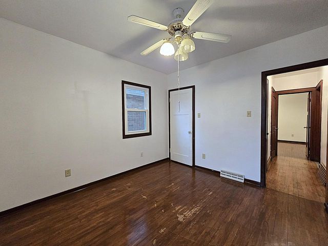 5207 S Lake DRIVE, Cudahy, WI 53110