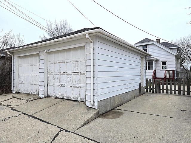 5207 S Lake DRIVE, Cudahy, WI 53110