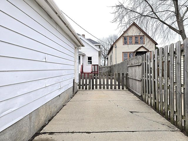 5207 S Lake DRIVE, Cudahy, WI 53110