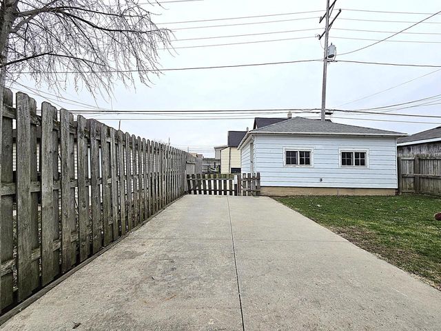 5207 S Lake DRIVE, Cudahy, WI 53110