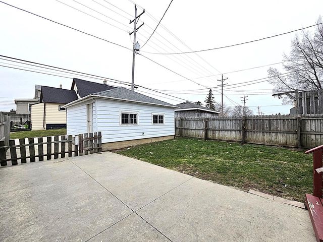 5207 S Lake DRIVE, Cudahy, WI 53110