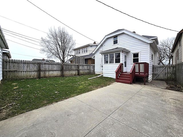 5207 S Lake DRIVE, Cudahy, WI 53110