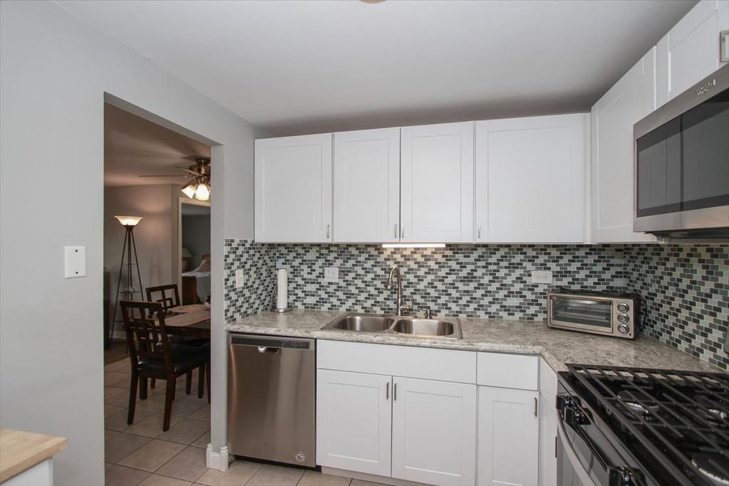 204 Shattuck Court 204, Schaumburg, IL 60194 — photo 4