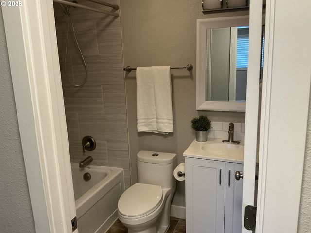 3920 Ne PACIFIC Way, Vancouver, WA 98662