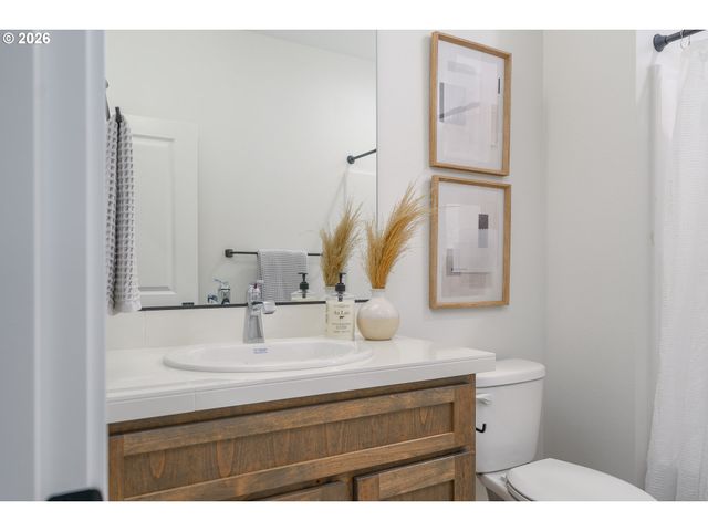 509 W 19TH St, La Center, WA 98629