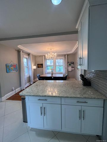 14 Redbrook Road, Great Neck, NY 11024