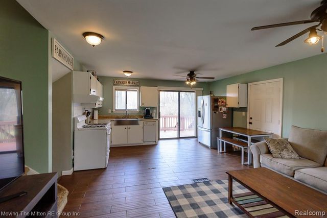 21775 Clemmons Court, Belleville, MI 48111