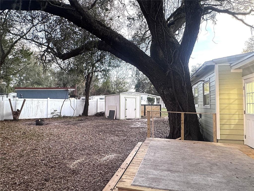 Image 11 of property listing at 903 KING STREET, Plant City, FL 33563