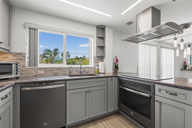 3701 5TH AVENUE 1, Holmes Beach, FL 34217