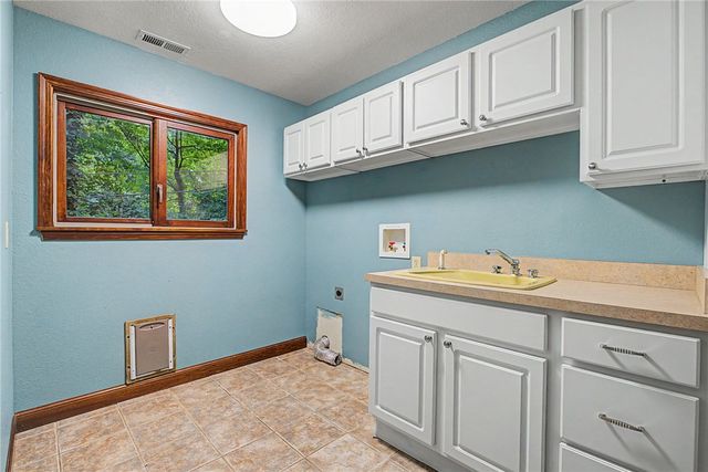 195 Colonial Lane, Dayton, OH 45429