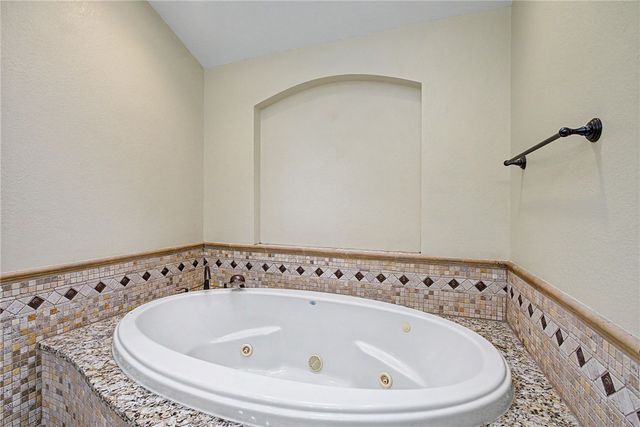 195 Colonial Lane, Dayton, OH 45429