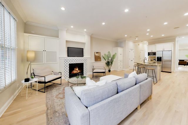 3414 N Oakley Avenue, Chicago, IL 60618