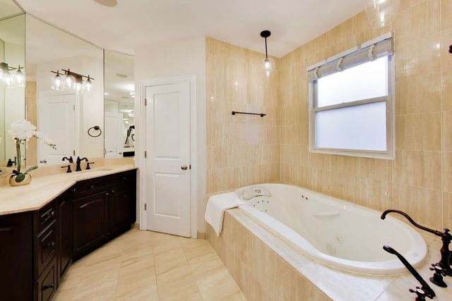 3414 N Oakley Avenue, Chicago, IL 60618