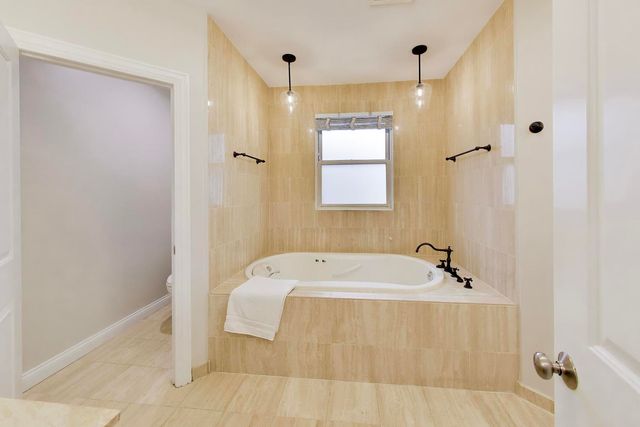 3414 N Oakley Avenue, Chicago, IL 60618