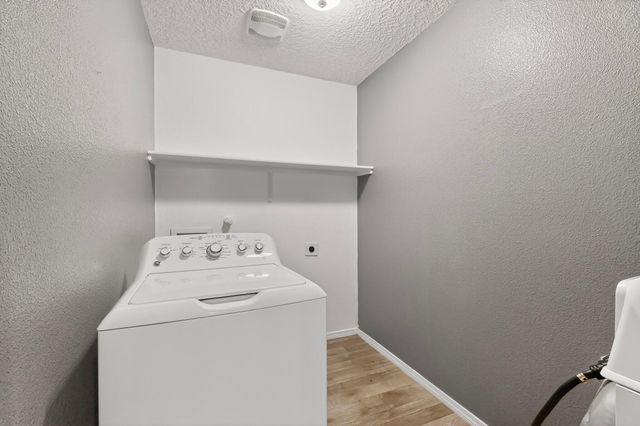 27 Hermanos Loop, Los Lunas, NM 87031