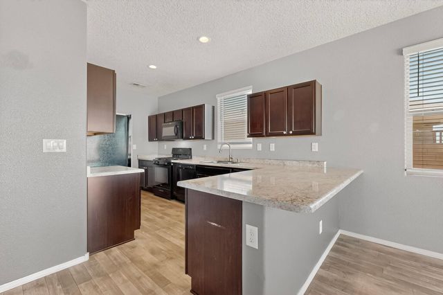 27 Hermanos Loop, Los Lunas, NM 87031