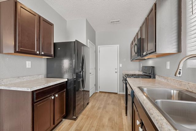 27 Hermanos Loop, Los Lunas, NM 87031
