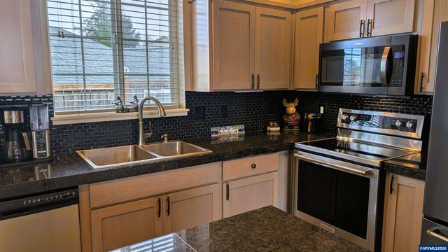 145 NE 71st St, Newport, OR 97365