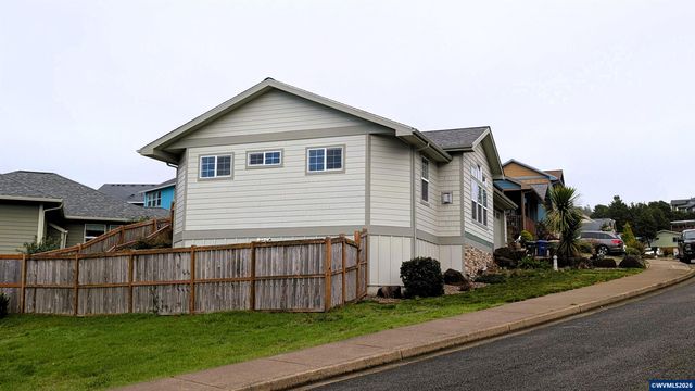 145 NE 71st St, Newport, OR 97365