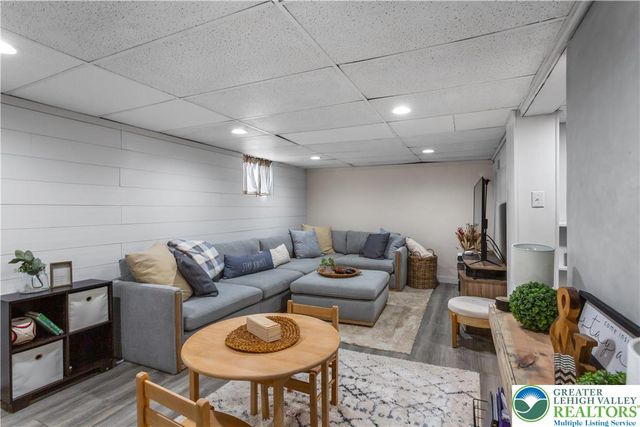 915 Magnolia Road, Hellertown Boro, PA 18055