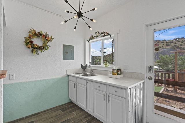 2819 N Hwy 14, Madrid, NM 87010