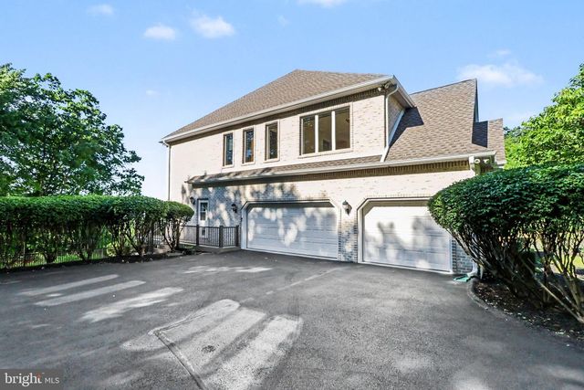 2394 FOREST HILLS DR, Harrisburg, PA 17112