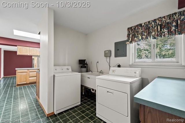 1311 Winchcombe Drive, Bloomfield Hills, MI 48304