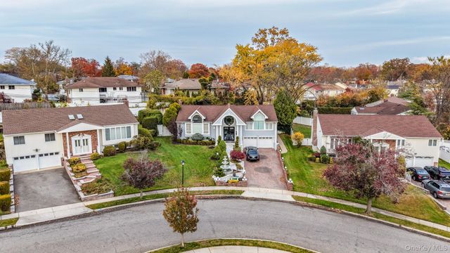 67 Royal Way, Manhasset Hills, NY 11040