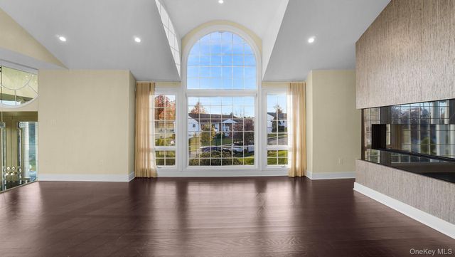 67 Royal Way, Manhasset Hills, NY 11040