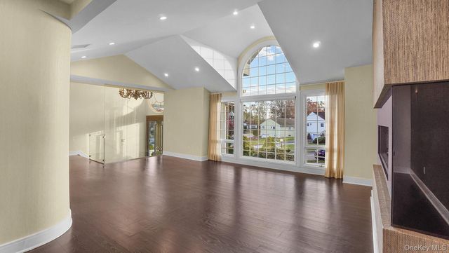 67 Royal Way, Manhasset Hills, NY 11040