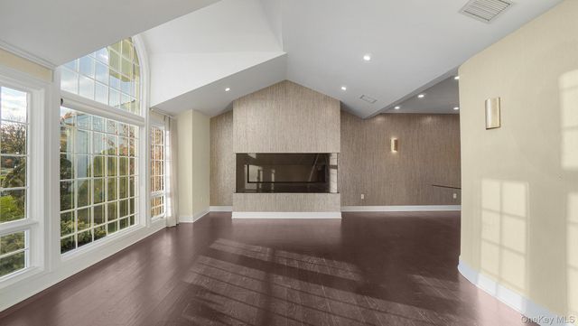 67 Royal Way, Manhasset Hills, NY 11040