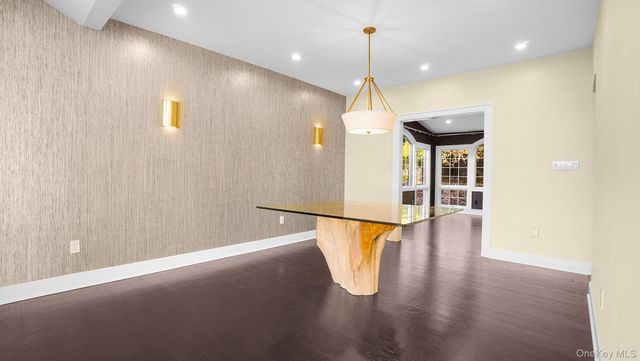 67 Royal Way, Manhasset Hills, NY 11040