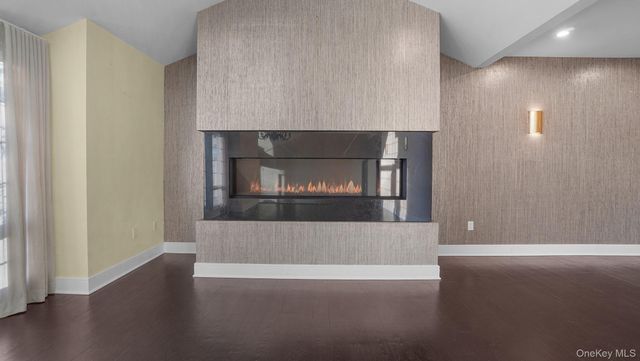 67 Royal Way, Manhasset Hills, NY 11040